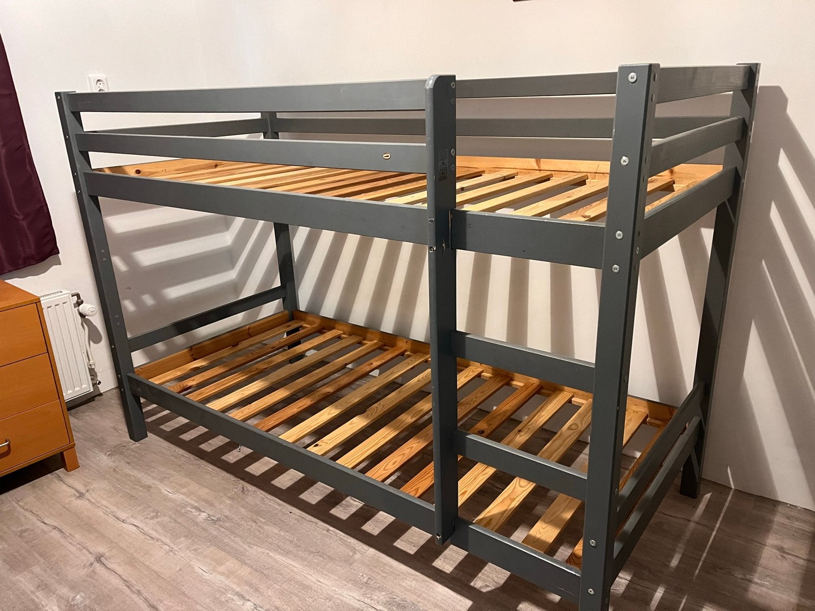 Stevig grijs stapelbed met lattenbodems, Gebruikt, 90 cm, 160 tot 180 cm, Tweepersoons