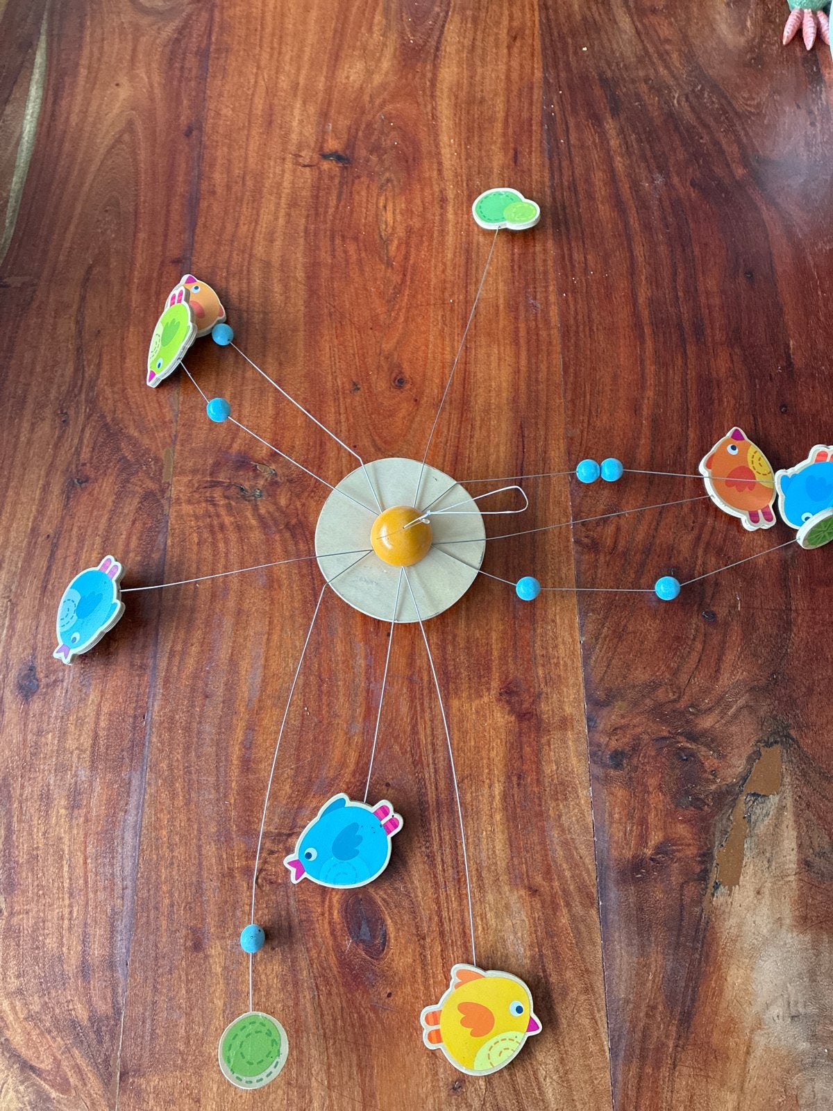 Houten Mobiel met Vrolijke Vogels en Vissen, Ophalen of Verzenden, Zo goed als nieuw, Mobiel