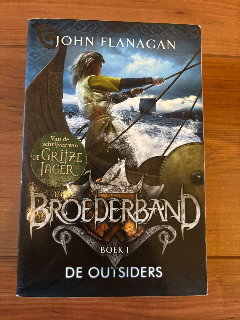 Boek Broederband - 1 - De Outsiders - John Flanagan, Boeken, Ophalen of Verzenden, Gelezen, John Flanagan