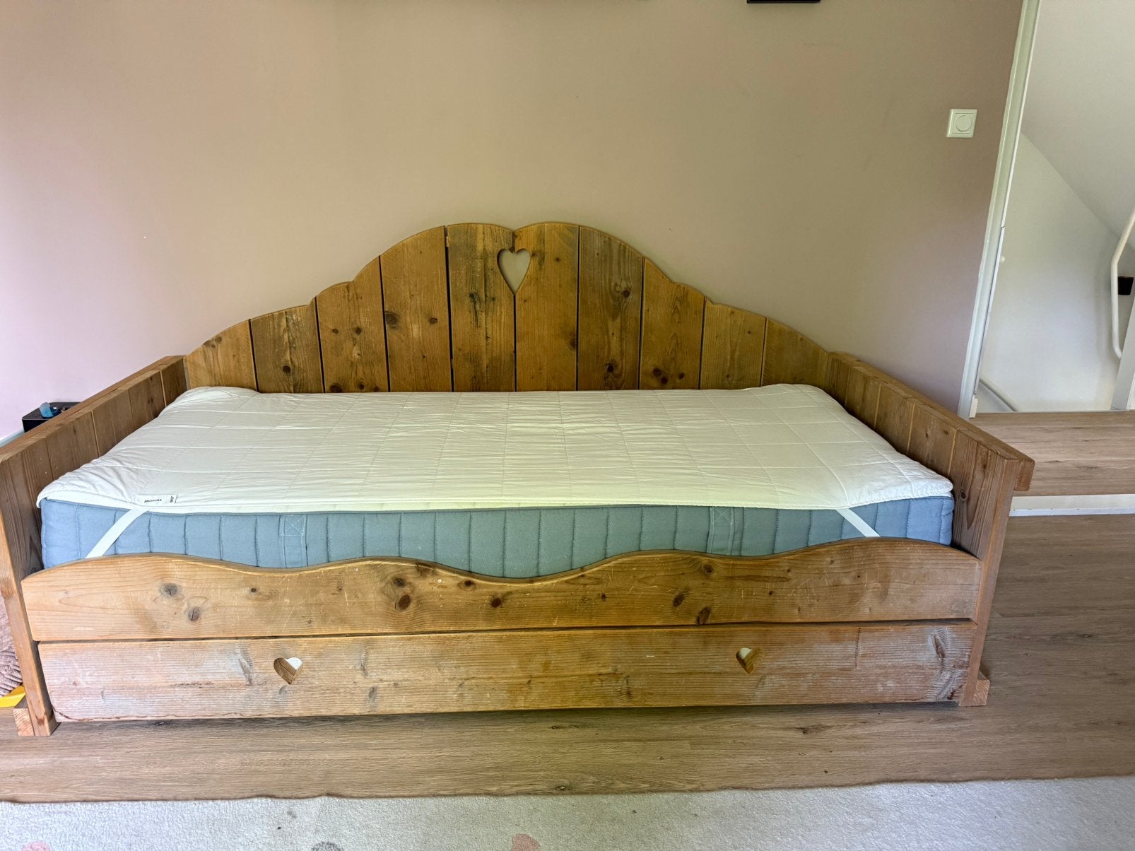 Steigerhouten meisjesbed 90x200 met uittreklade en 2x matras, Huis en Inrichting, Ophalen, Gebruikt, Eenpersoons, Bruin