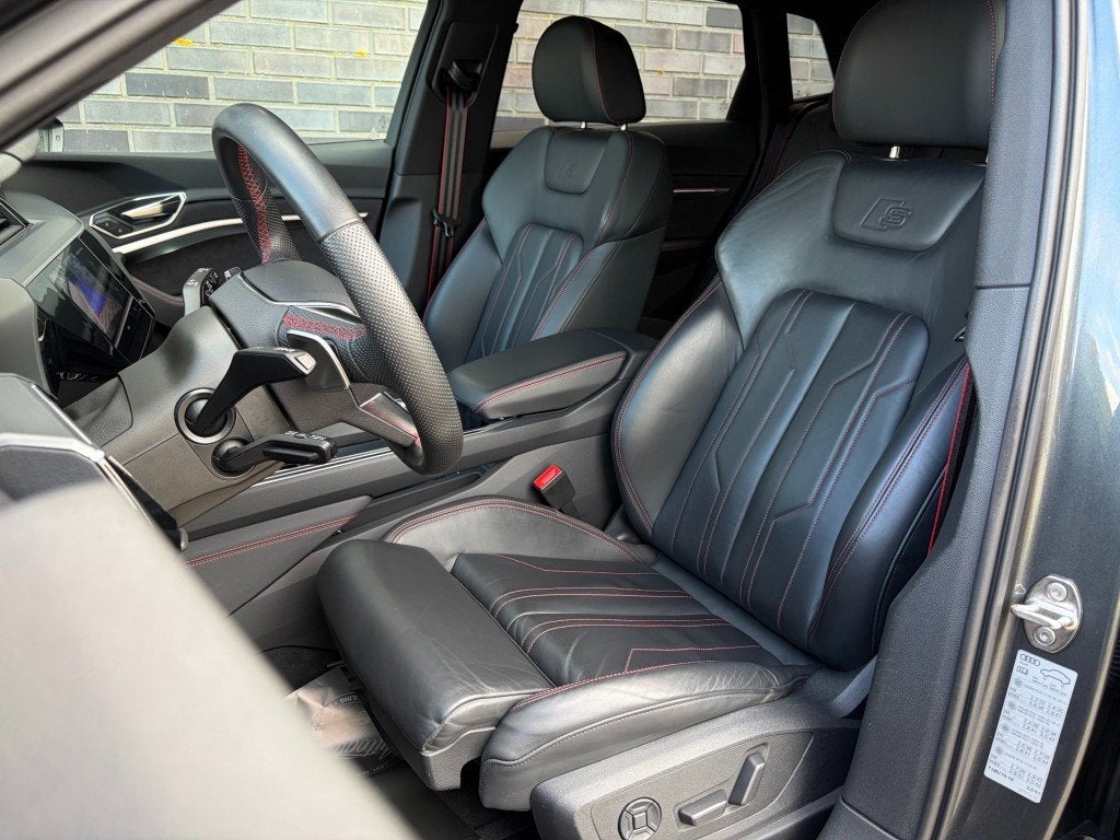 Audi Q8 E-TRON 50 QUATTRO S 95 KWH - S-LINE - PANO - TREKH., Auto's, Automaat, 131 €/maand, Overige modellen, Leder