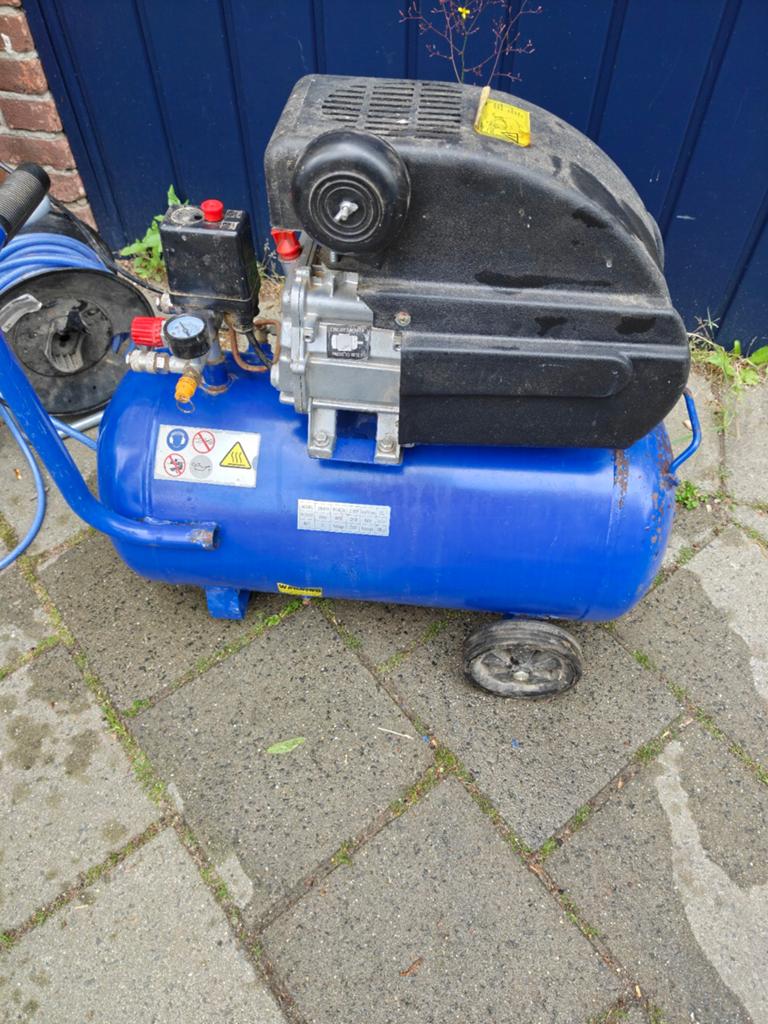 Compressor met accessoires en klopboormachine, Ophalen, Gebruikt, 6 tot 10 bar, 25 tot 100 liter