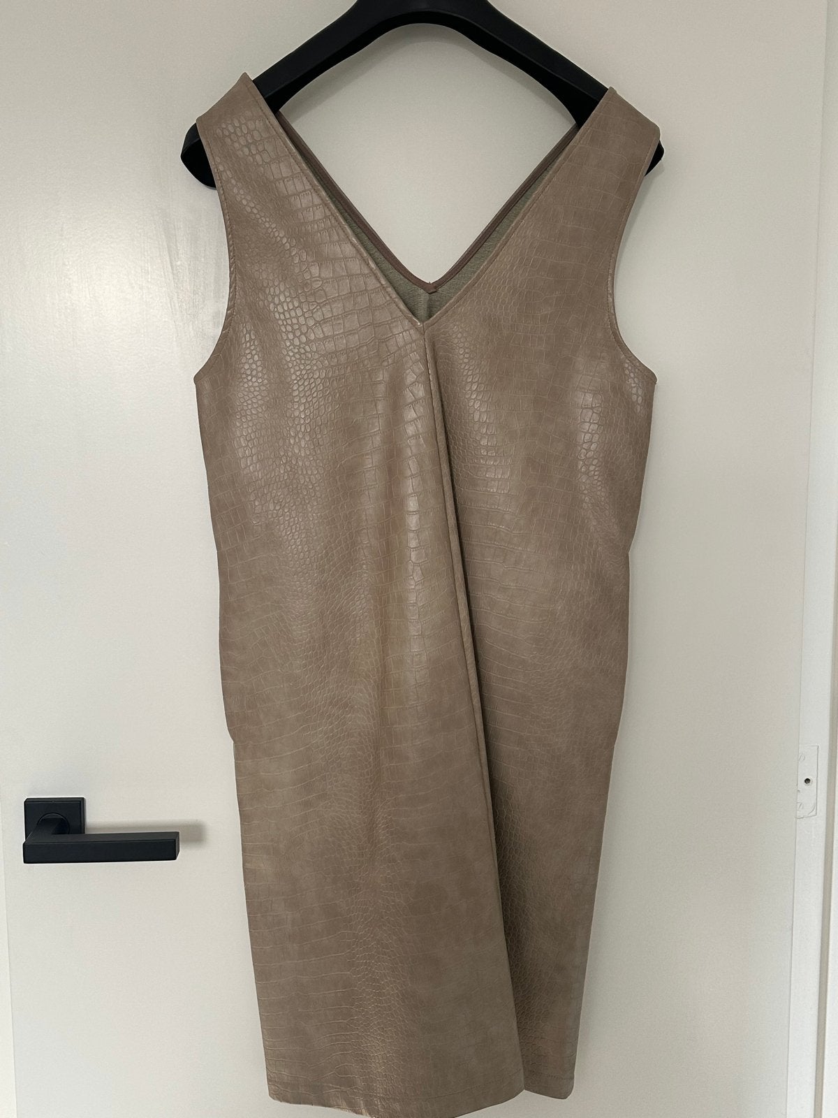 ICHI - beige jurk met krokodillenprint | maat 36, Kleding | Dames, Beige, Ophalen of Verzenden, Zo goed als nieuw, Knielengte