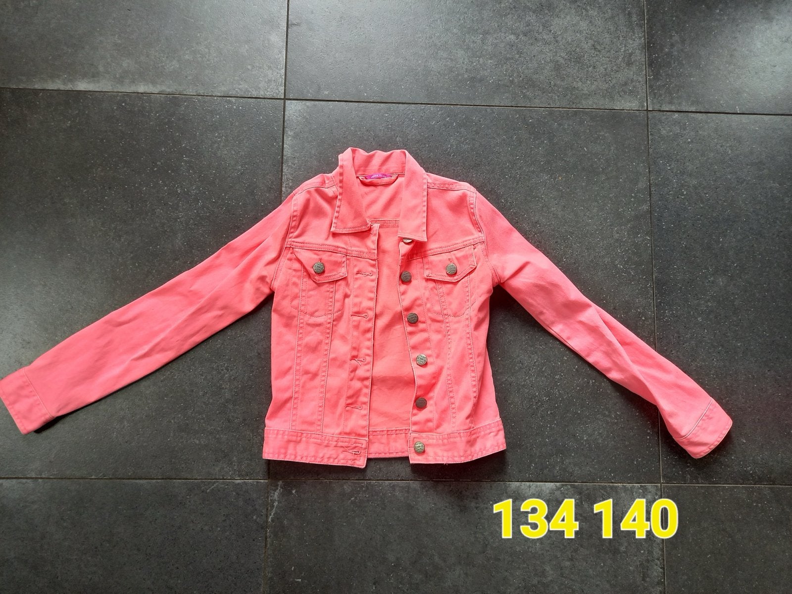 Roze / koraal spijkerjasje Hema maat 134/140, Ophalen of Verzenden, Zo goed als nieuw, Meisje, Jas