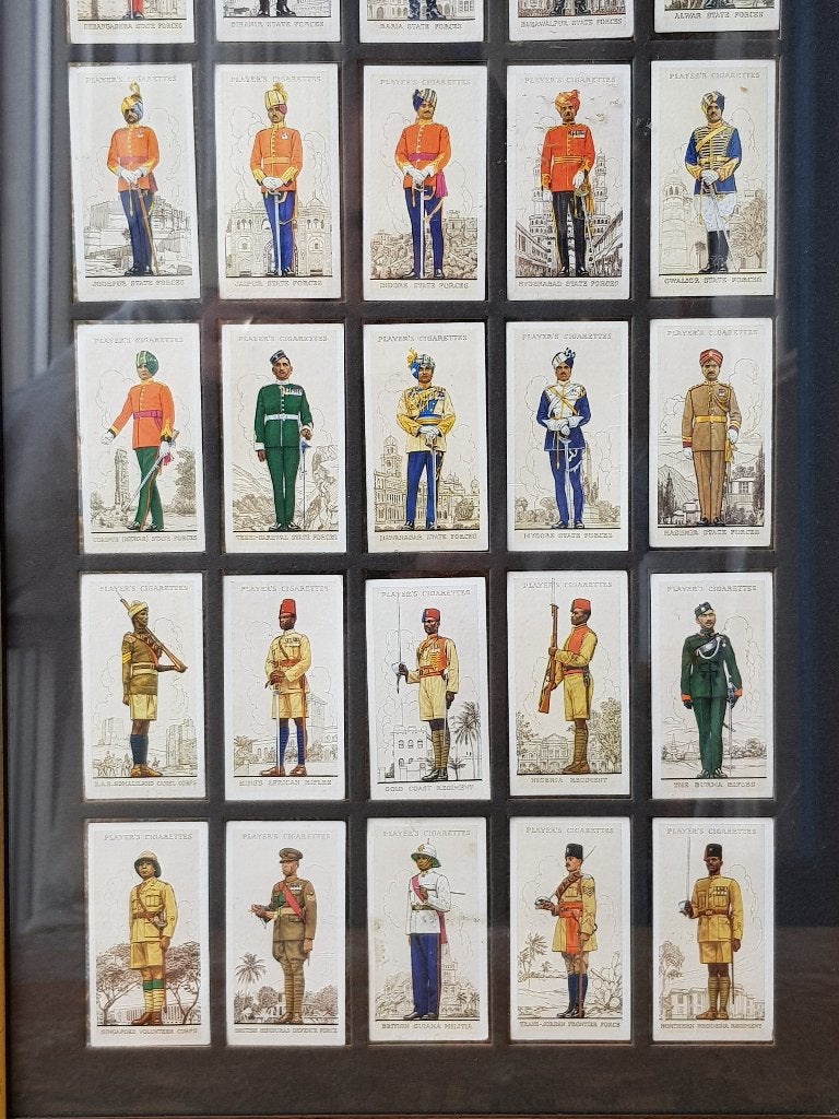 Uniformen mooie oude Engelse serie sigarettenplaatjes., Ophalen