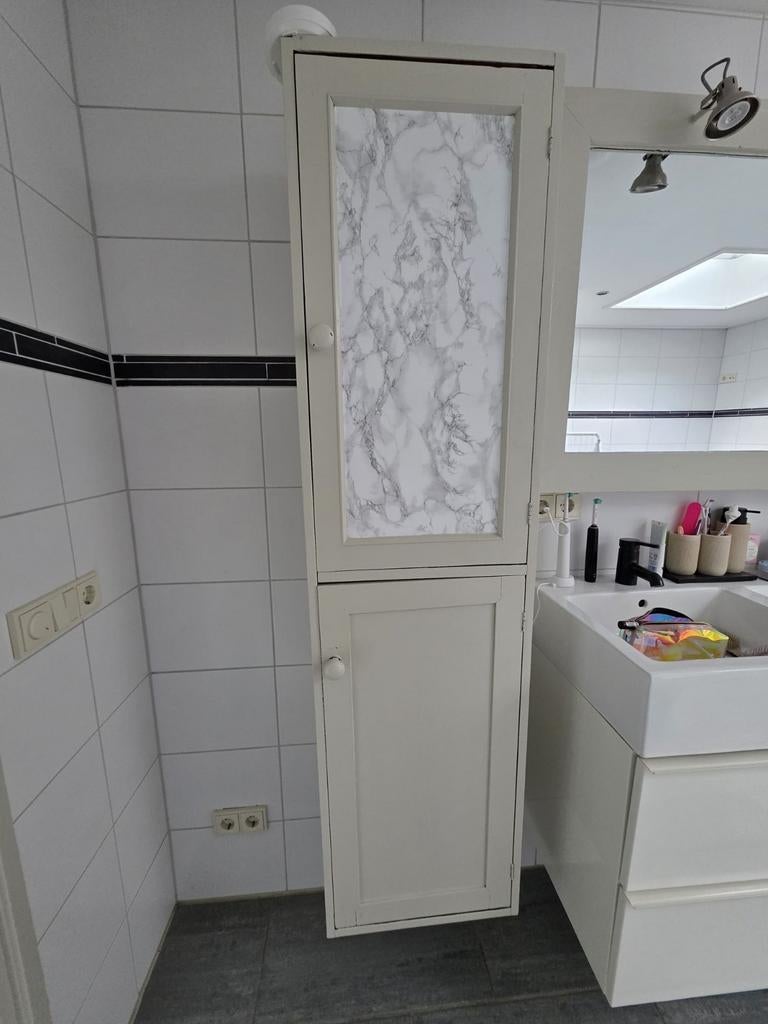 Praktische badkamer hangkast met marmerlook detail, Huis en Inrichting, (Half)hoge kast, Minder dan 50 cm, Gebruikt, Ophalen of Verzenden