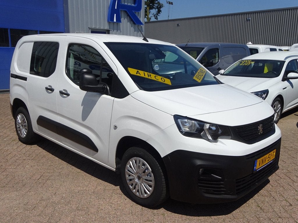 Peugeot Partner 1.2 PureTech Pro BENZINE AIRCO NAVI CRUISE C, Auto's, Bestelauto's, Voorwielaandrijving, Gebruikt, 1199 cc, Wit