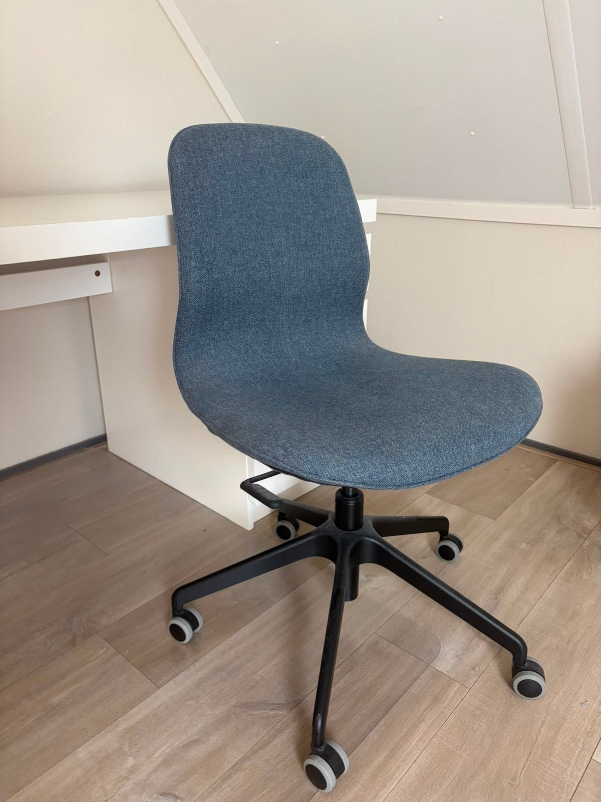 Moderne donkerblauwe/grijsblauwe bureaustoel - z.g.a.n., Ophalen, Zo goed als nieuw, Blauw, Bureaustoel