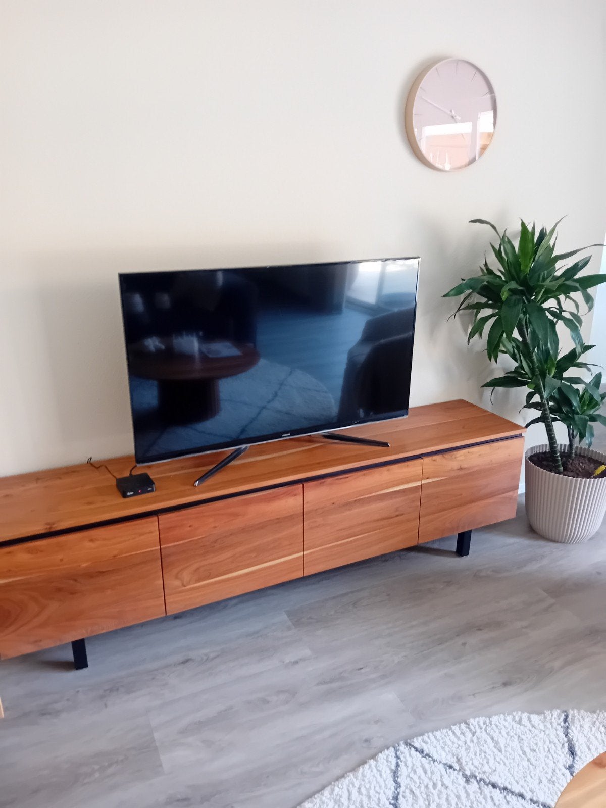 Kave Home TV-meubel acaciahout - Zo goed als nieuw, Huis en Inrichting, Kasten | Televisiemeubels, Ophalen, Zo goed als nieuw