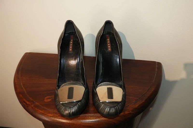 Prada pumps zacht leer grote sier gesp zilver voorkant 39
