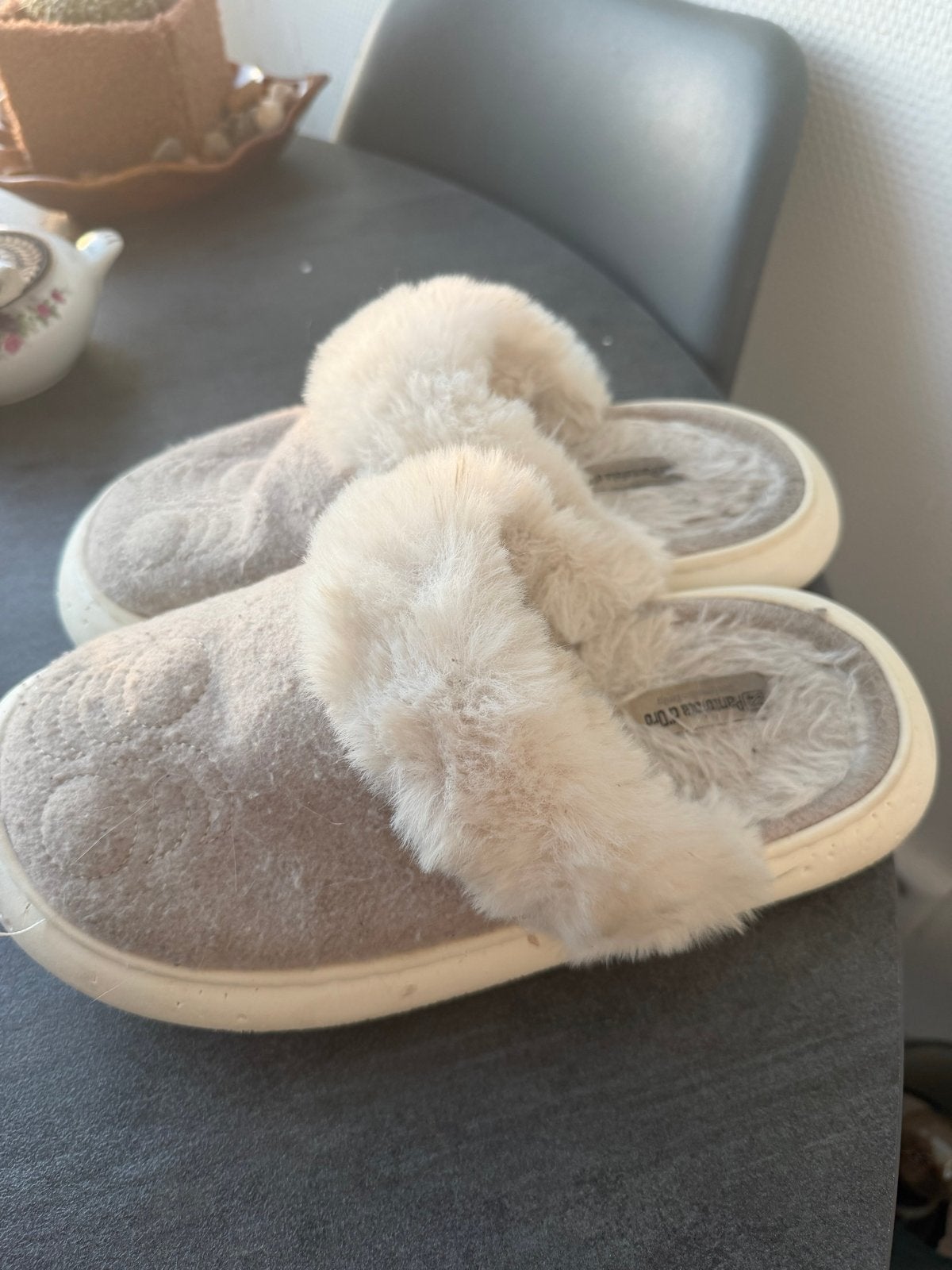 Pantoffels - gedragen, Verzenden, Zo goed als nieuw, Beige, Pantoffels of Sloffen
