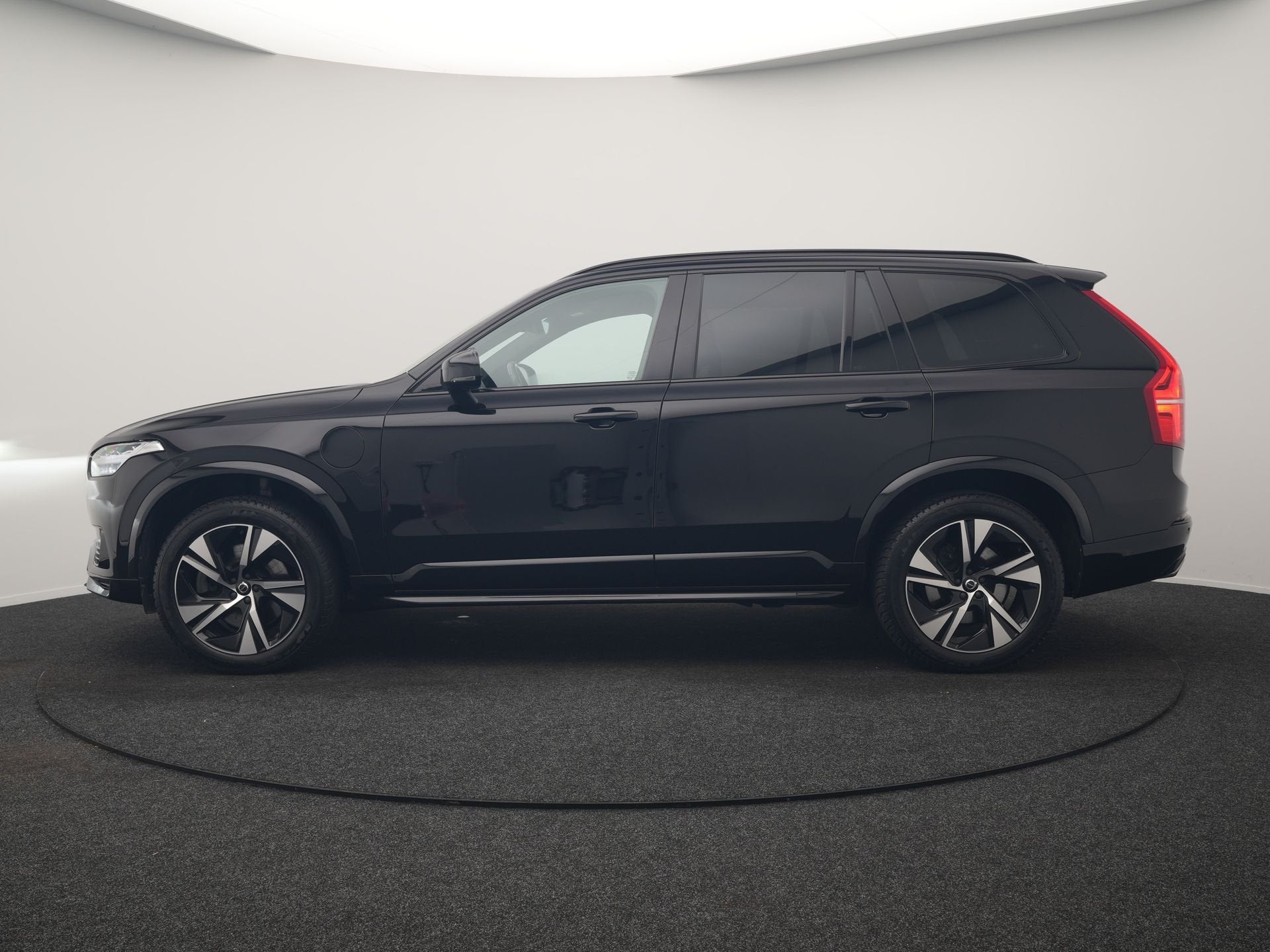 Volvo XC90 T8 Twin Engine AWD R-Design 7 Persoons PHEV 394pk, Auto's, Dealer onderhouden, Gebruikt, Zwart, 1969 cc