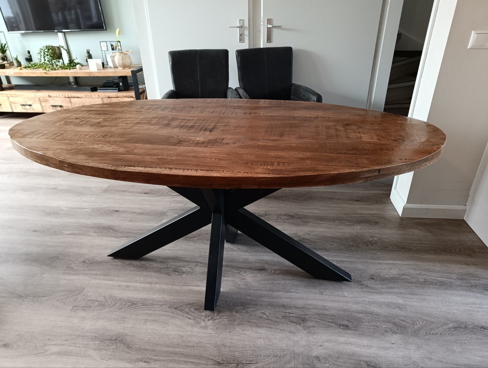 Ovale eettafel van mangohout met zwart metalen onderstel, 100 tot 150 cm, Industrieel, Modern, Zo goed als nieuw, 150 tot 200 cm