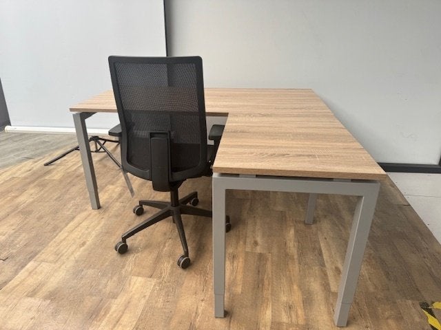 Q-line hoekbureau aluminium, Ophalen, In hoogte verstelbaar