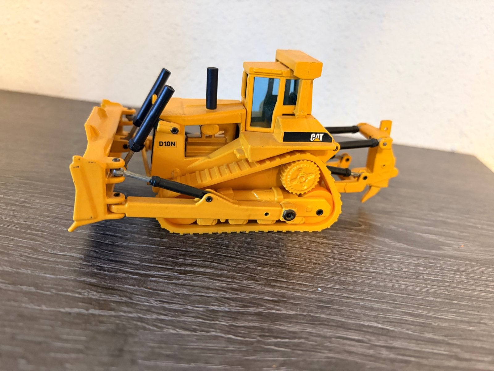 Caterpillar D10N schaalmodel - Joal 220, Antiek en Kunst, Antiek | Speelgoed, Ophalen of Verzenden