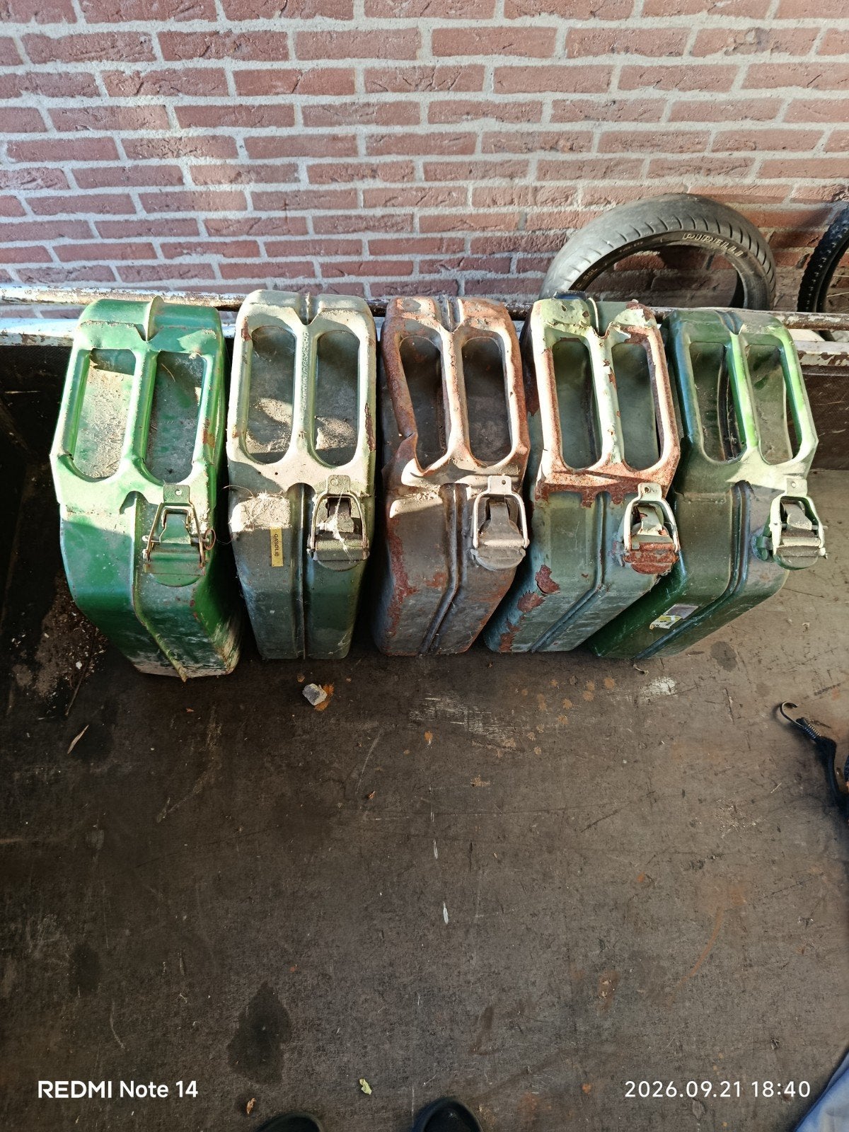 5 stalen jerrycans van 20 Liter, Ophalen