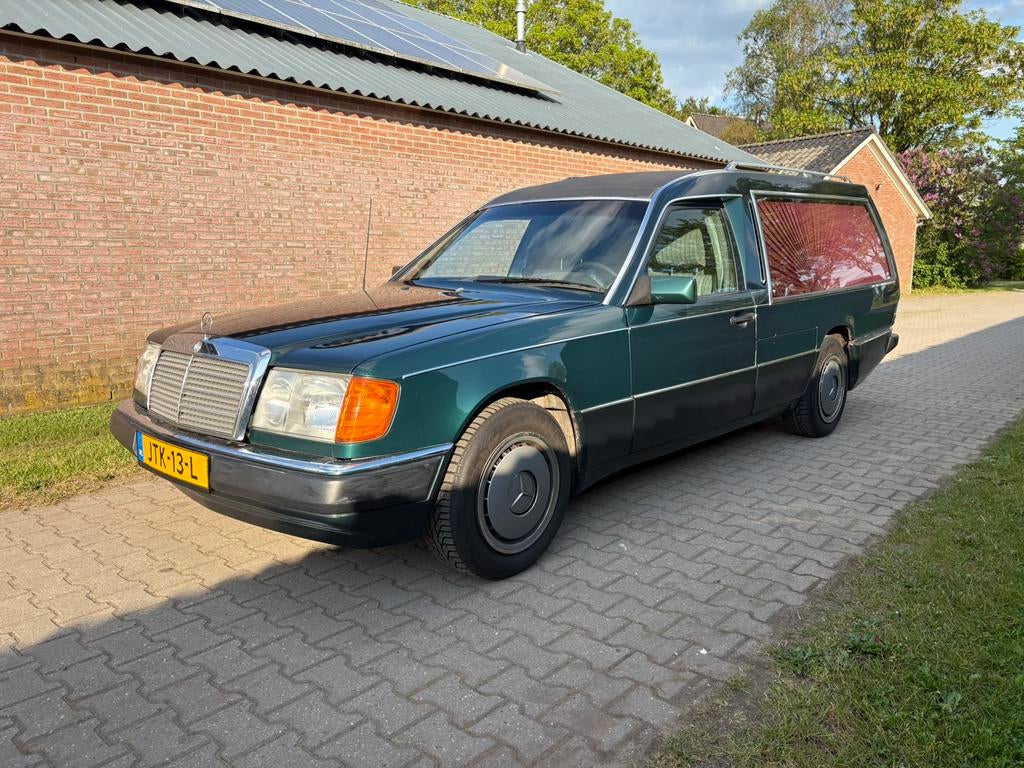 Mercedes W124 Rappold 1991 lijkwagen hearse 2 jaar apk!!, Achterwielaandrijving, 4 cilinders, Handgeschakeld, Particulier