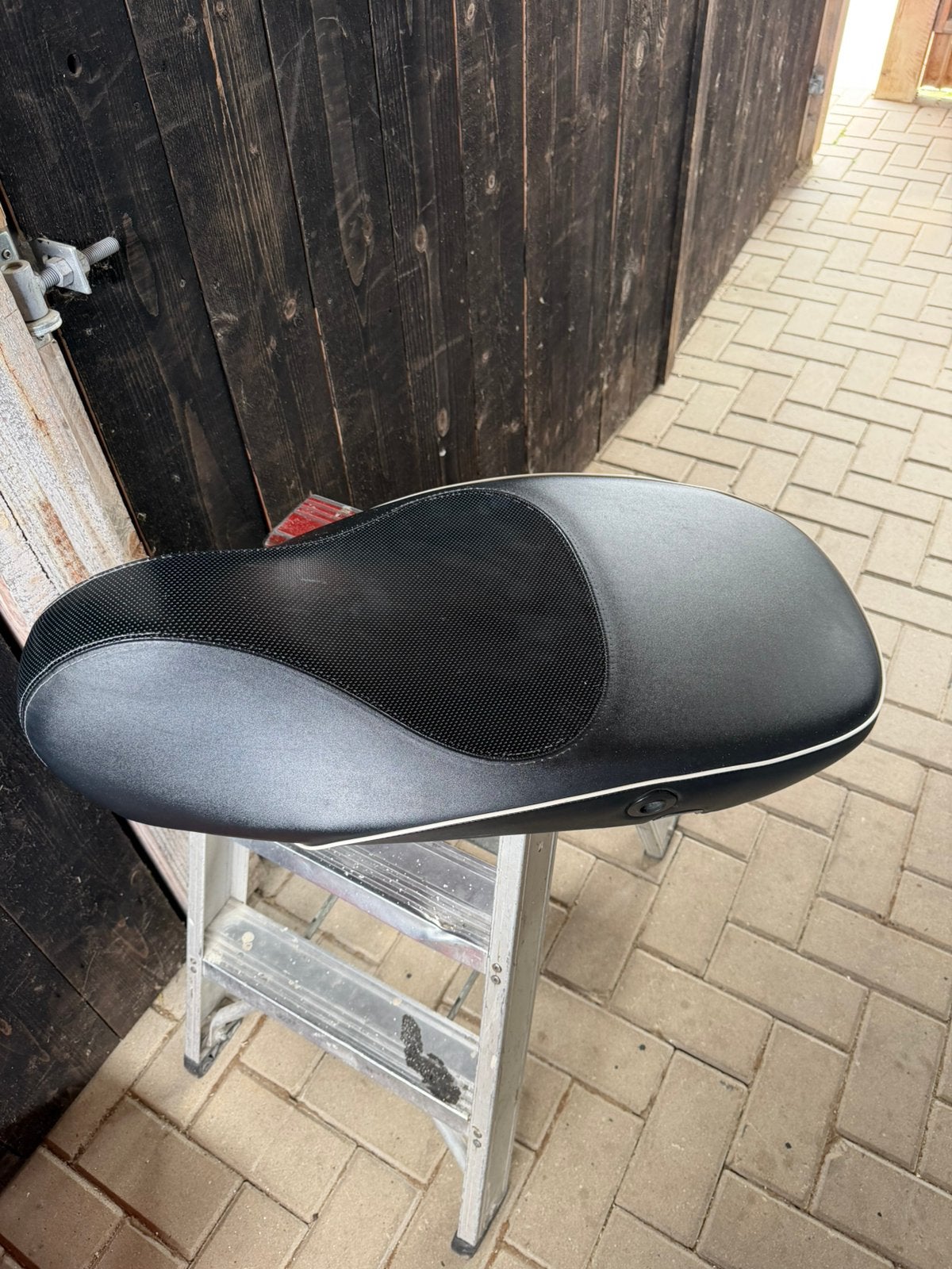 Vespa sprint originele zadel, Fietsen en Brommers, Brommeronderdelen | Scooters, Ophalen, Zo goed als nieuw, Zadel, Vespa