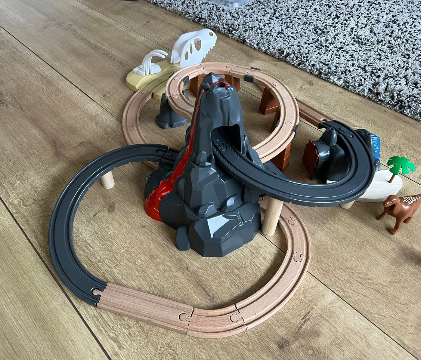 Playtive Houten treinspoor dino en vulkaan + playmobil dino, Ophalen, Zo goed als nieuw, Complete set, Overige typen