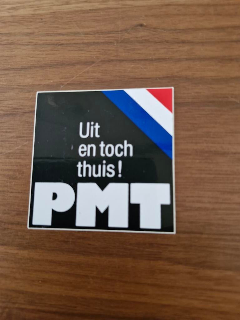 7612 PMT Sticker: Uit en toch thuis! - Nederlandse vlag, Ophalen of Verzenden, Zo goed als nieuw, Overige typen