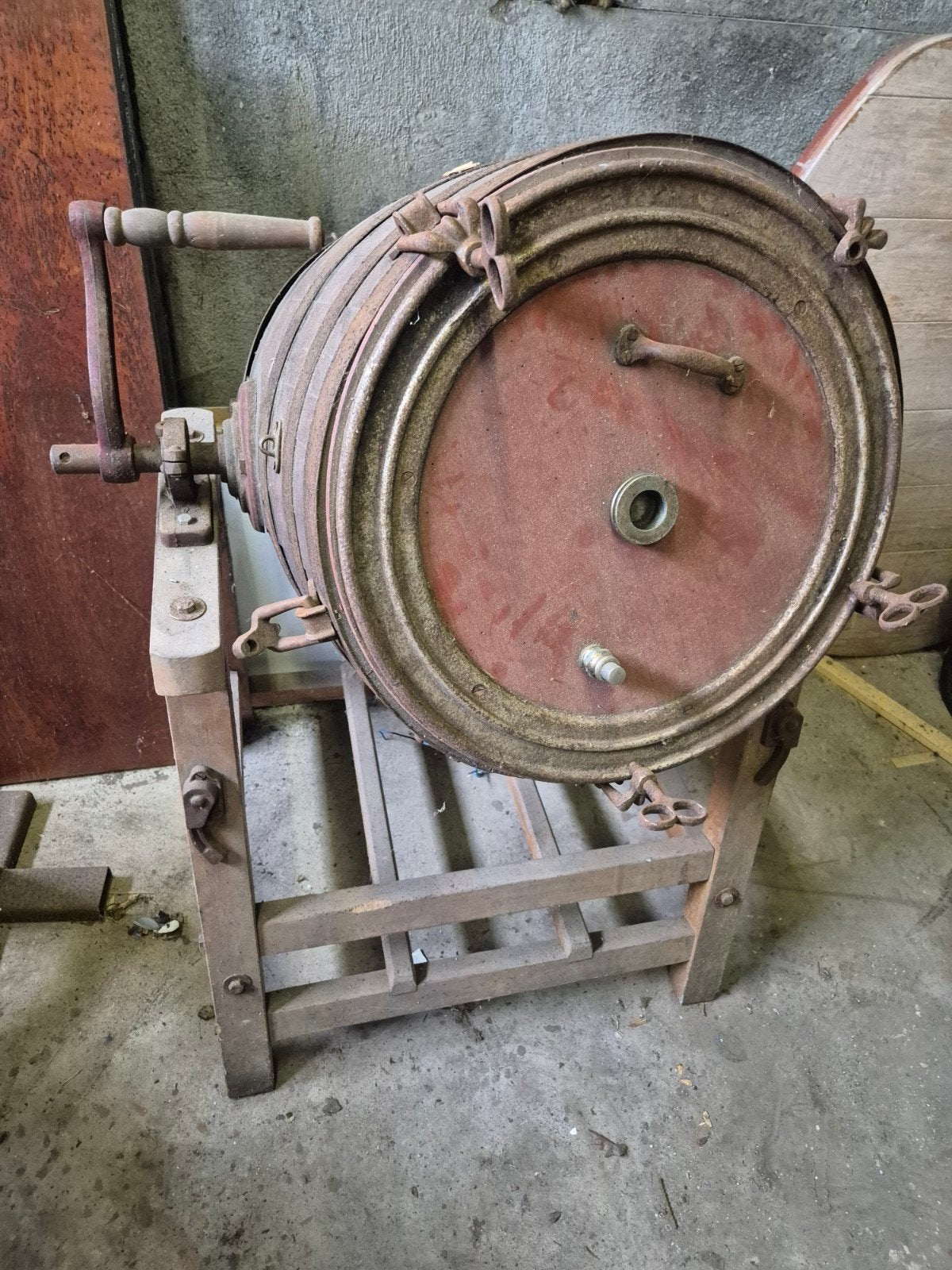 Antieke houten was ton op standaard, Ophalen