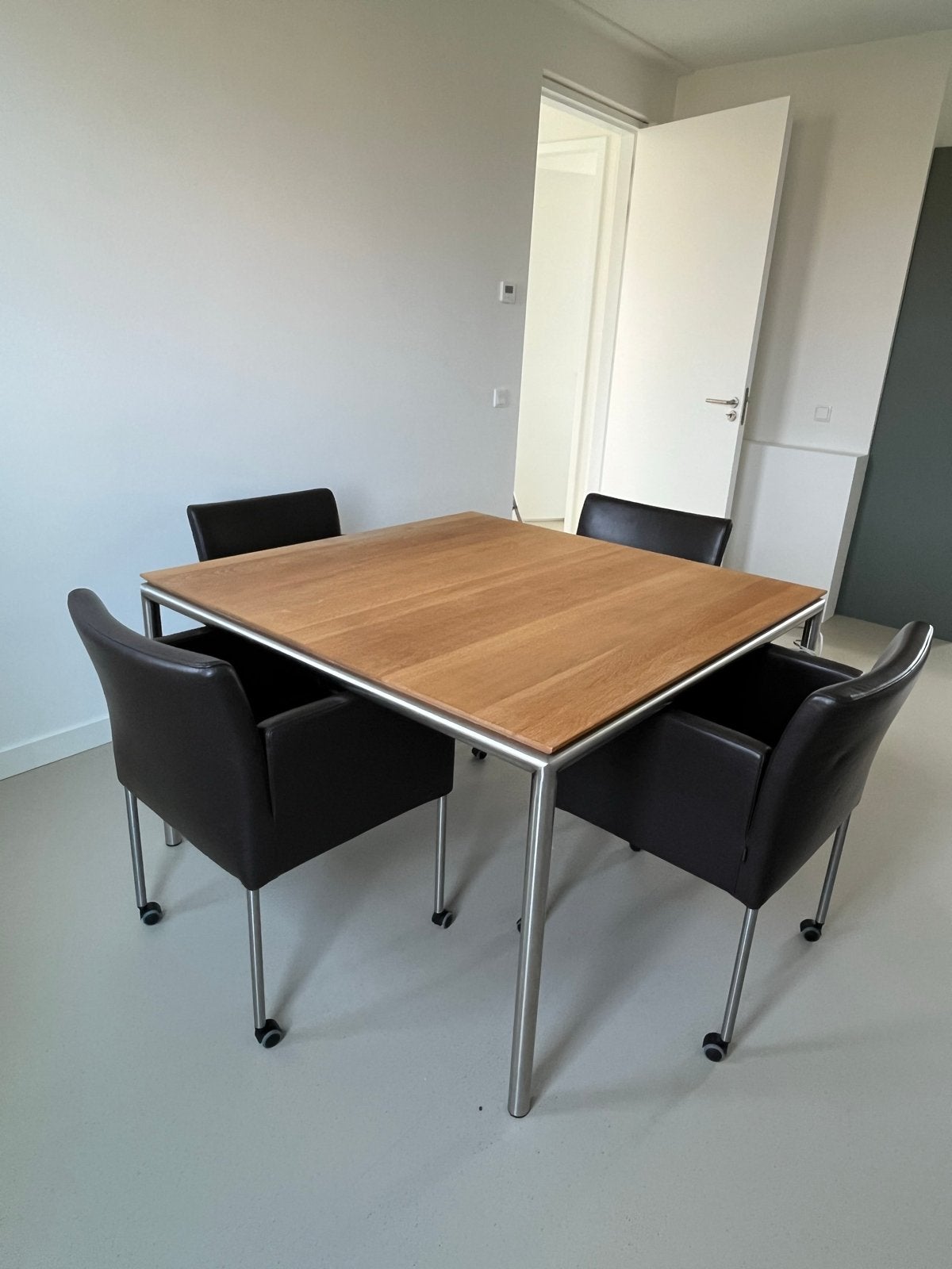 Eiken vierkante tafel en 4 Gelderland stoelen, Ophalen, Gebruikt, 100 tot 150 cm, Vier personen