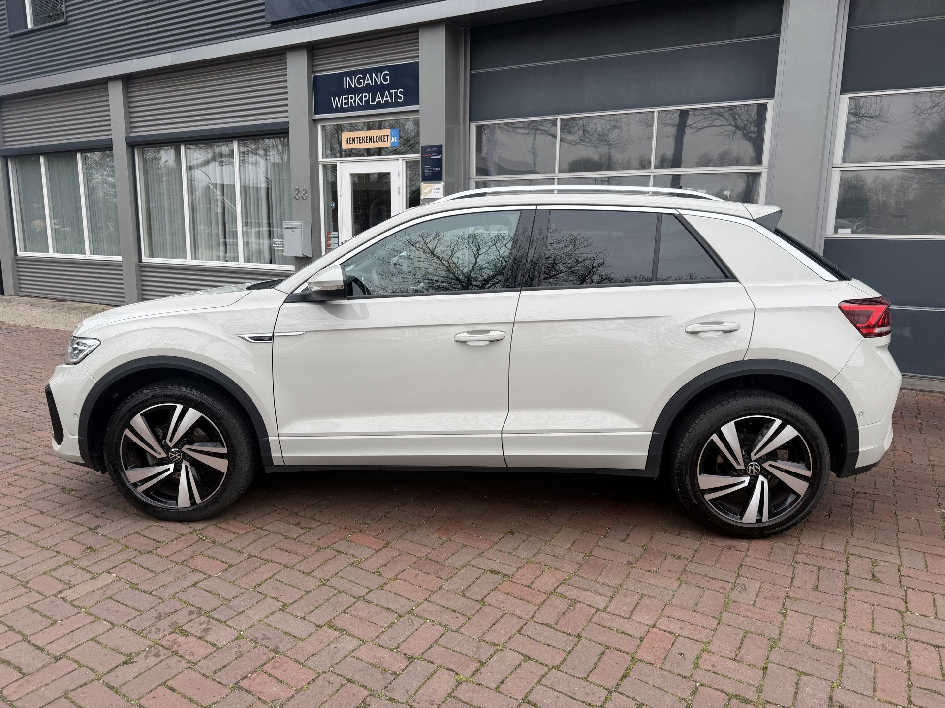 Volkswagen T-Roc 1.5 TSI R-Line 2024 km 24.000 Nap 1e eigen, Auto's, Volkswagen, Automatische klimaatregeling, 150 pk, Bedrijf