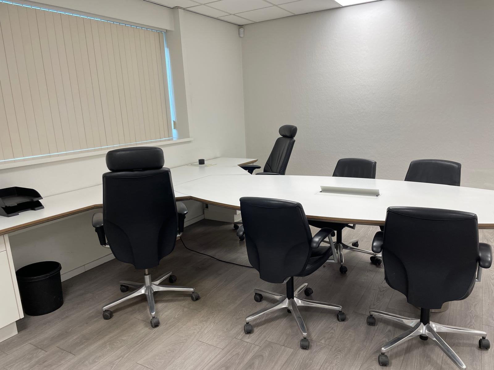 Groot bureau met vergadertafel incl. Stoelen maatwerk, Huis en Inrichting, Bureaus, Ophalen, Gebruikt, Hout, Hoekbureau