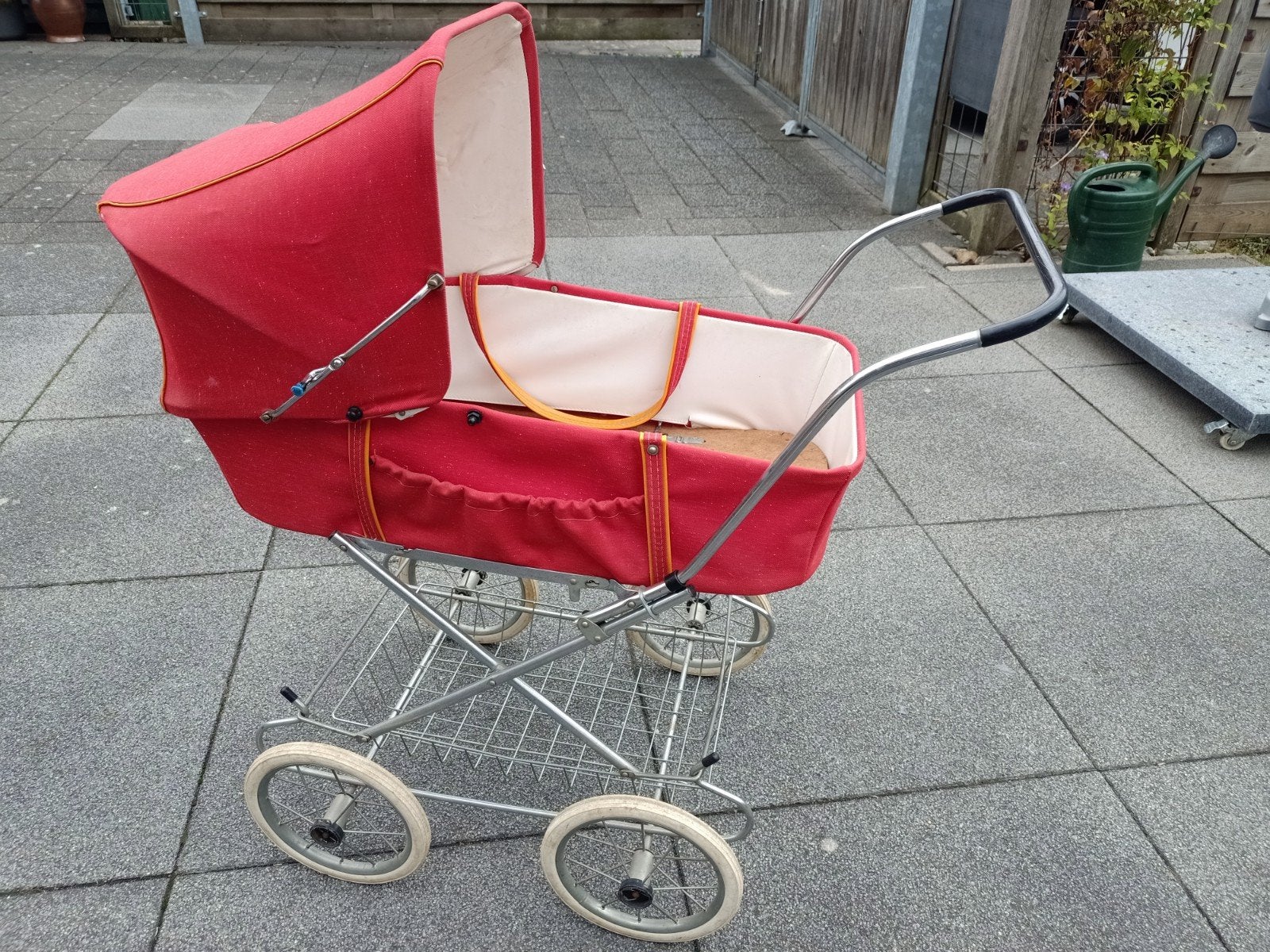 oude poppenwagen, rood met chromen frame, Ophalen of Verzenden, Gebruikt, Overige typen