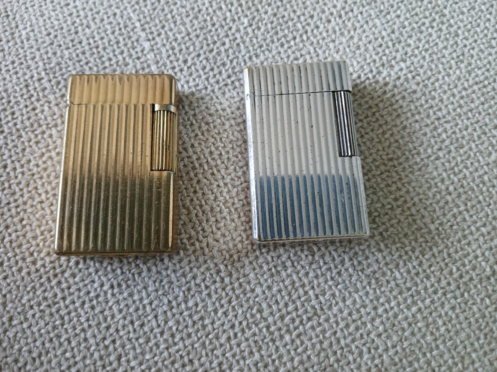 Set van 2 S.T. Dupont aanstekers, goud en zilver, Ophalen of Verzenden, Gebruikt, Aansteker