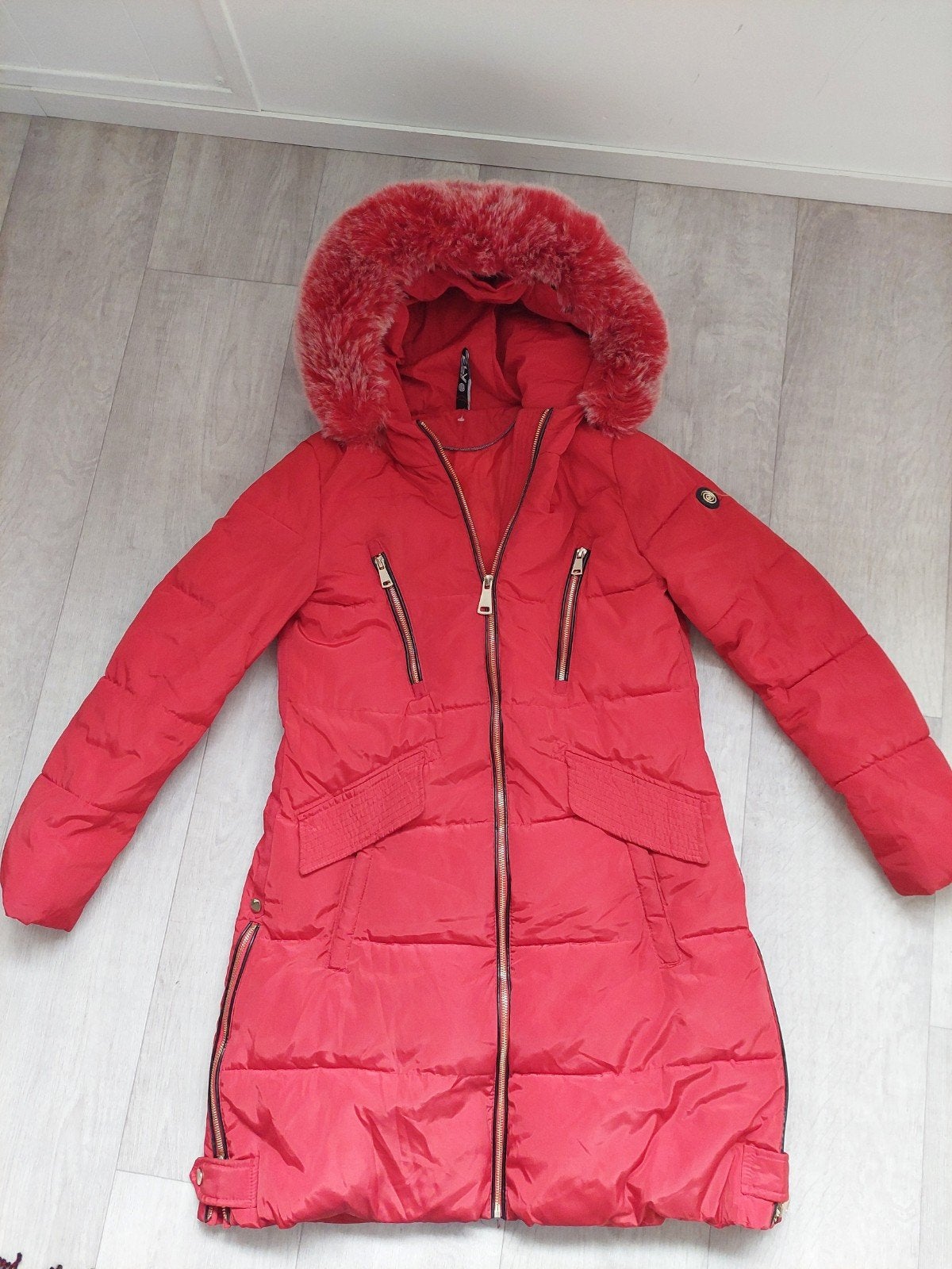 rode lange winterjas maat m gewatteerde jas fly luxury, Ophalen of Verzenden, Zo goed als nieuw, Maat 38/40 (M), Rood