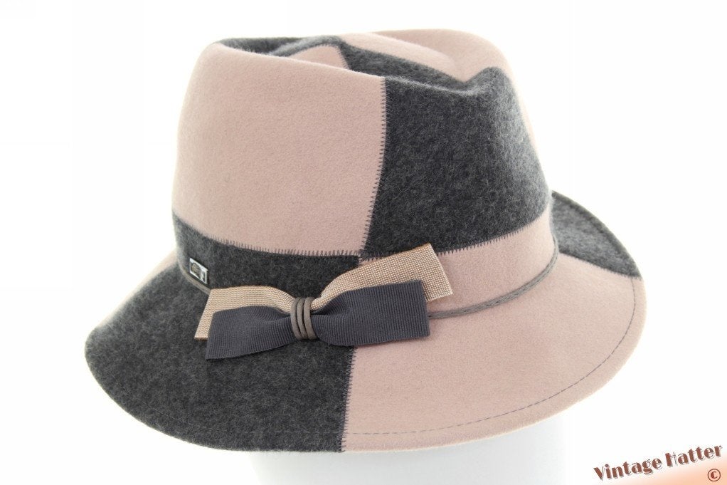Dameshoed Complit rozig beige met grijs vilt scheef model 56