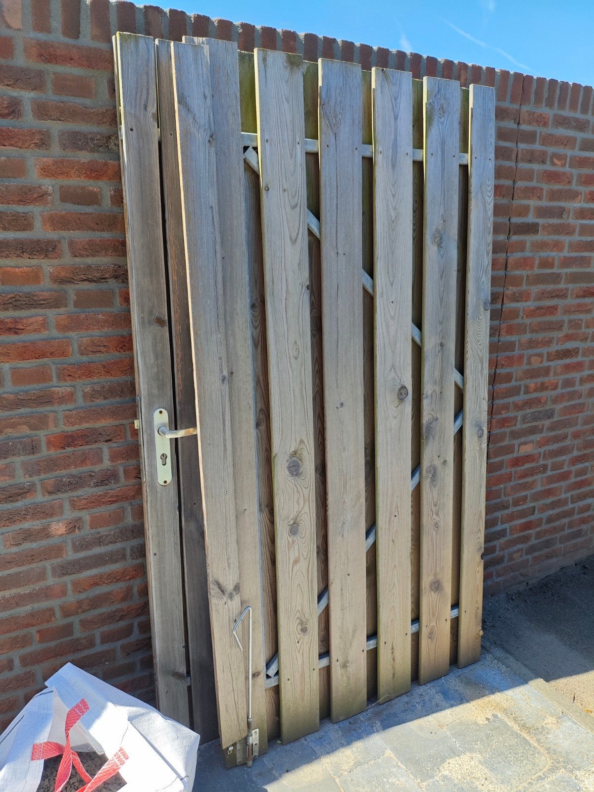 Dubbele houten poort 2m breed met betonnen paal, Ophalen, Minder dan 3 meter, Hout, 1 tot 2 meter