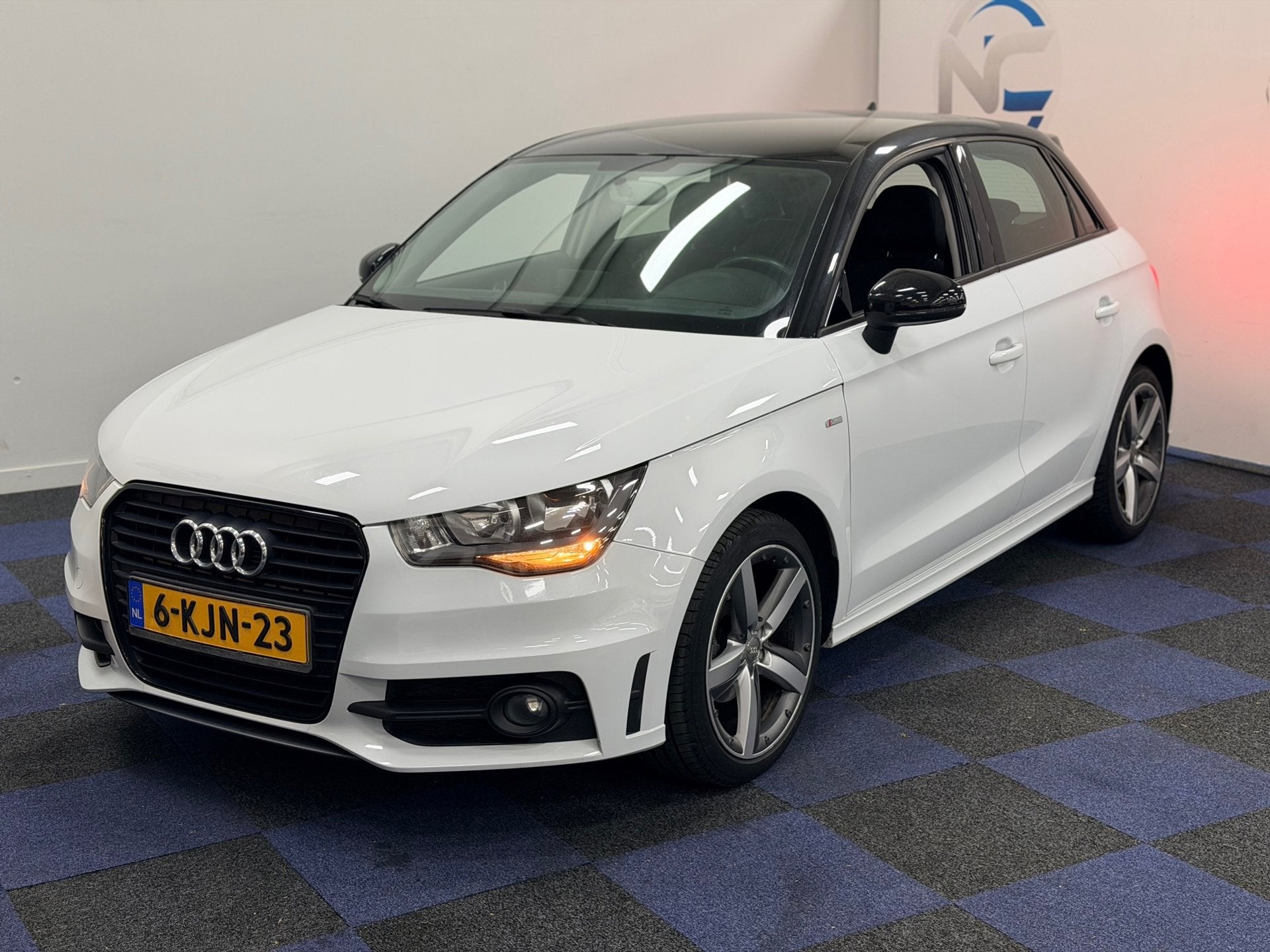 Audi A1 Sportback 1.2 TFSI Admired / DEALER ONDERHOUDEN / RI, 86 pk, 4 cilinders, 4 stoelen, Leder en Stof