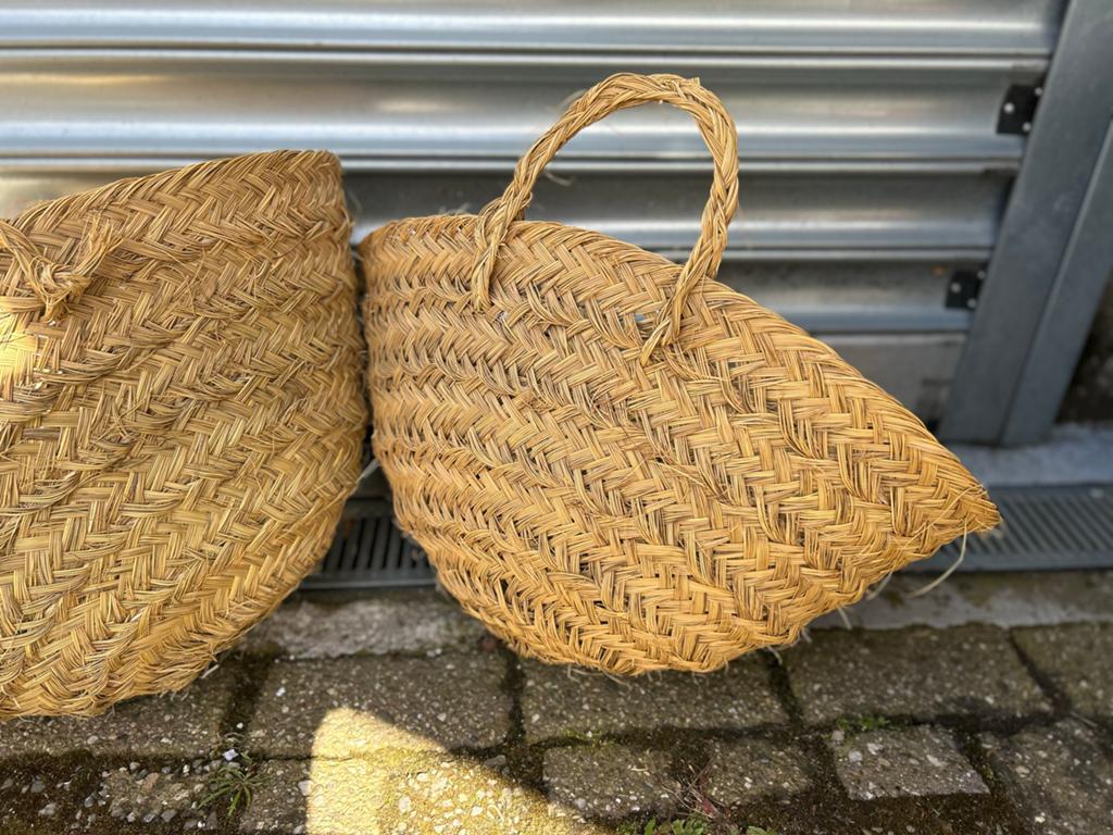 2 rieten boodschappenmanden tassen, Huis en Inrichting, Woonaccessoires | Schalen en Manden, Overige materialen, Gebruikt, Mand