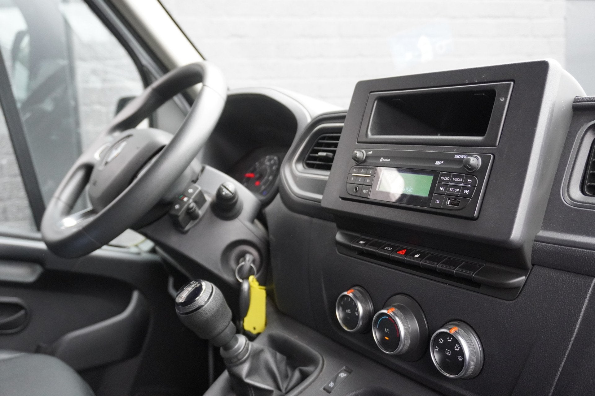 Renault Master 2.3 dCi 135PK L2H2 EURO 6 - Airco - Cruise -, Auto's, Voorwielaandrijving, 135 pk, Gebruikt, Zwart