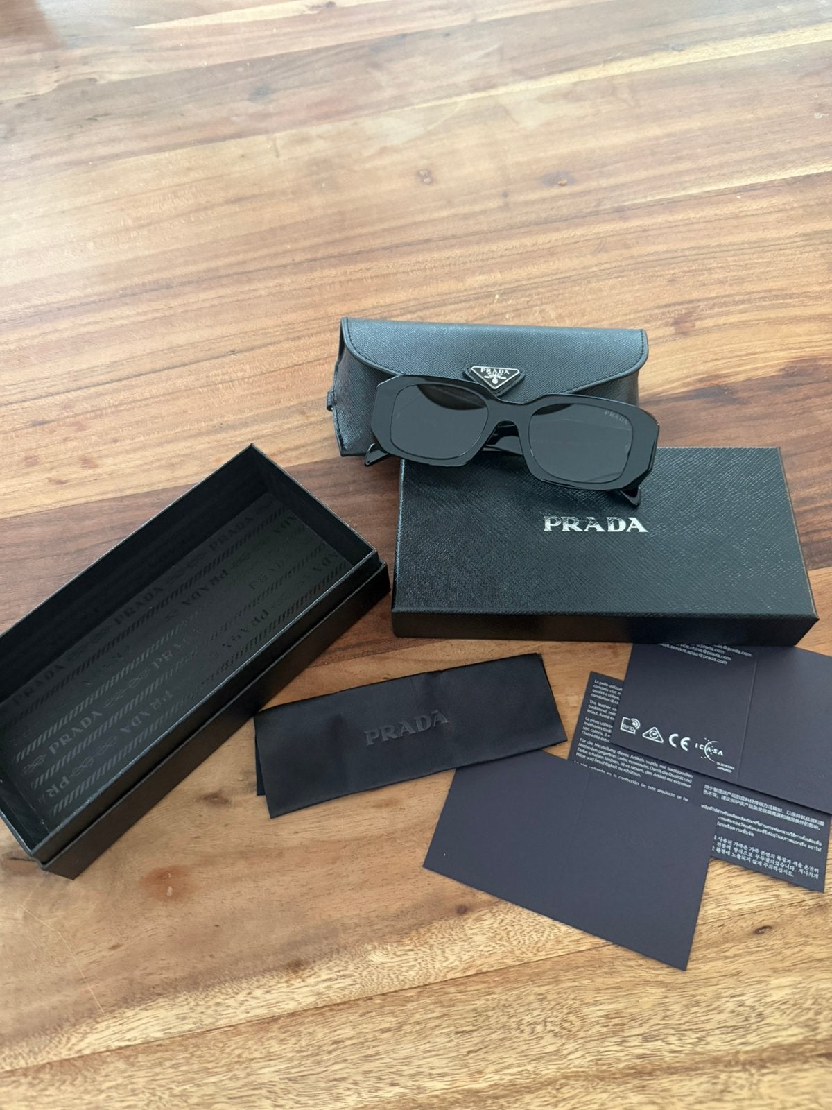 Prada zonnebril, Ophalen of Verzenden, Nieuw, Zwart, Overige merken