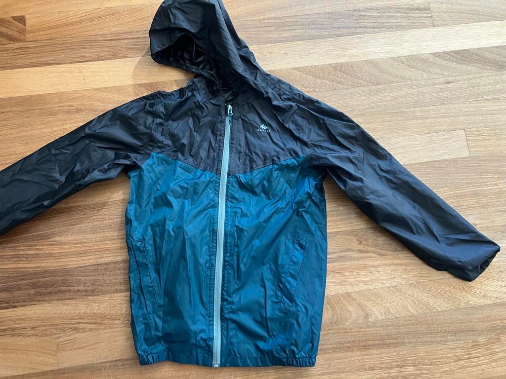 Zeer nette regenjas merk Quechua maat 146, Caravans en Kamperen, Regenkleding, Ophalen of Verzenden, Zo goed als nieuw, Regenjas