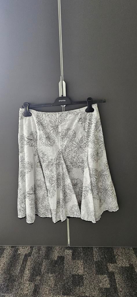 Witte klokrok met zwarte bloemen en rits aan de zijkant, Ophalen of Verzenden, Wit