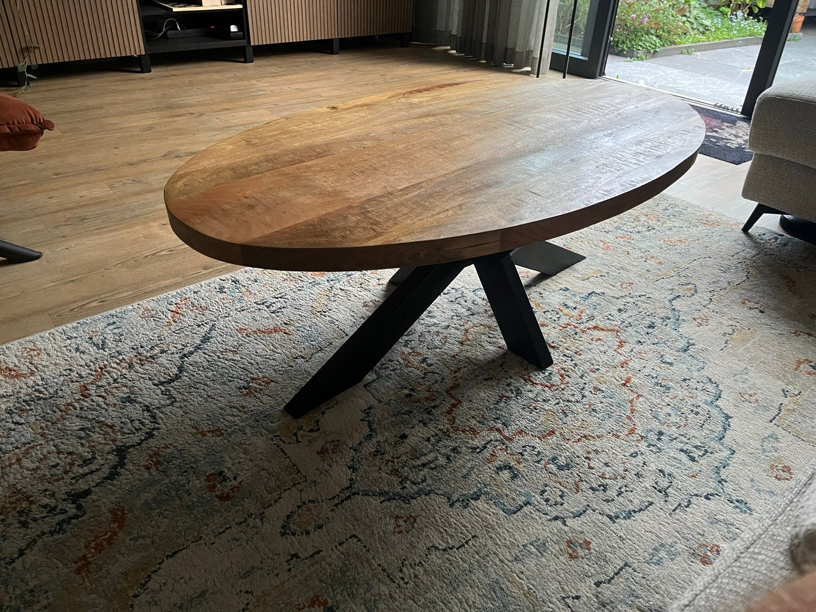 Salontafel ovaal mangohout met zwart metalen onderstel, Ophalen, Gebruikt, 50 tot 100 cm, 100 tot 150 cm