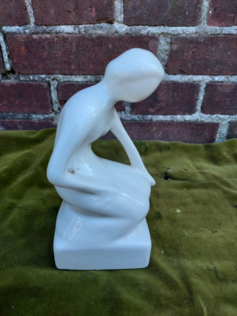 Wit aardewerk beeld van een knielende vrouw., Antiek en Kunst, Minder dan 20 cm, Verzenden, Geglazuurd, Beeld