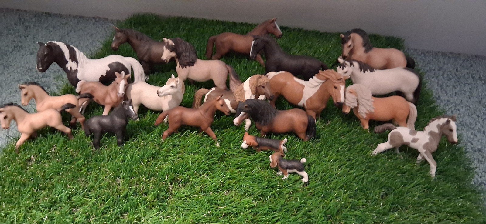 schleich paarden,veulens,hondje+puppy, Ophalen of Verzenden, Zo goed als nieuw, Paard, Beeldje of Figuurtje