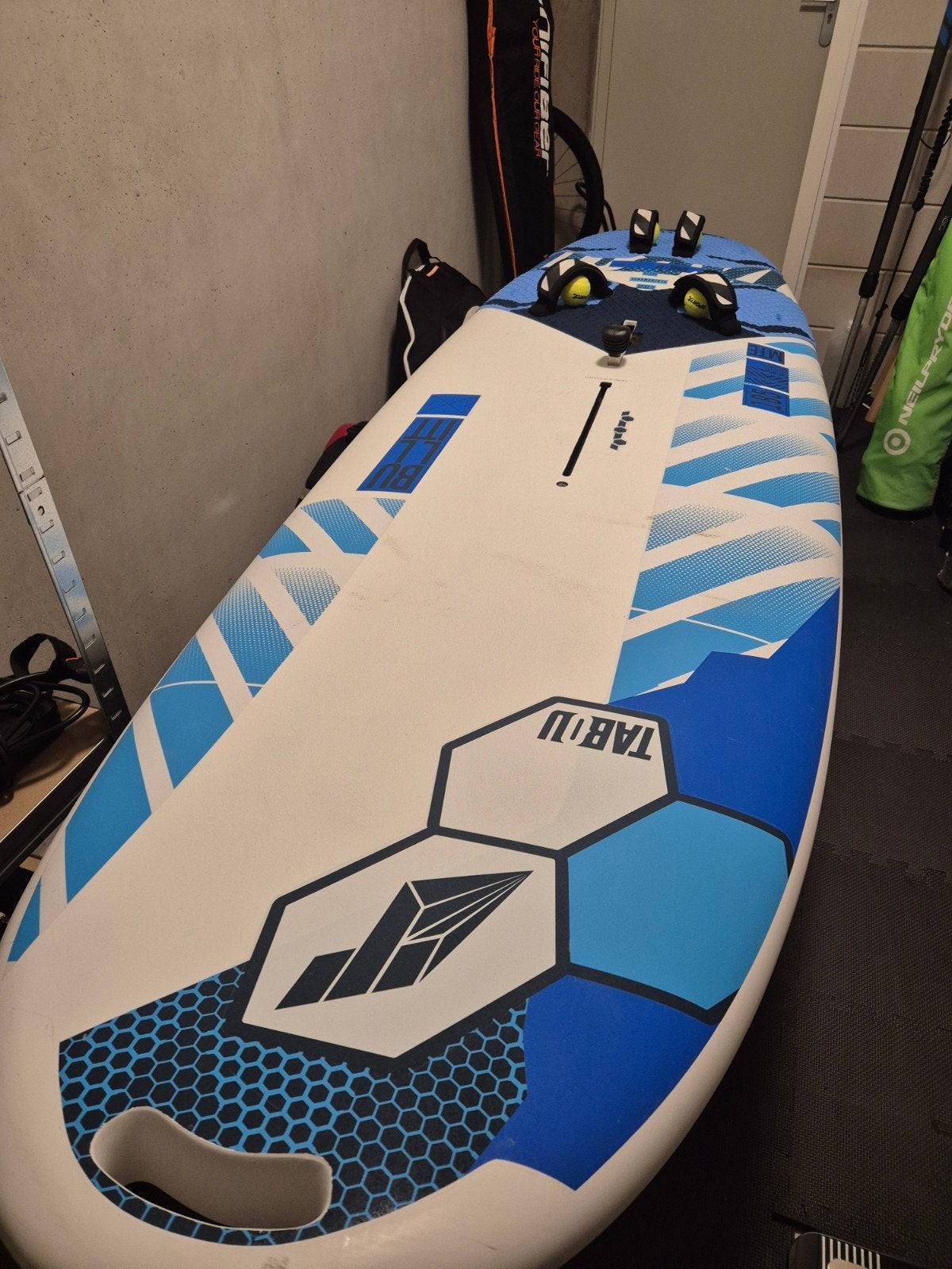 Tabou bullit 185, Watersport en Boten, Windsurfen, Zo goed als nieuw, Complete set, Tabou, 250 tot 300 cm, Met vin(nen), Deelbare mast
