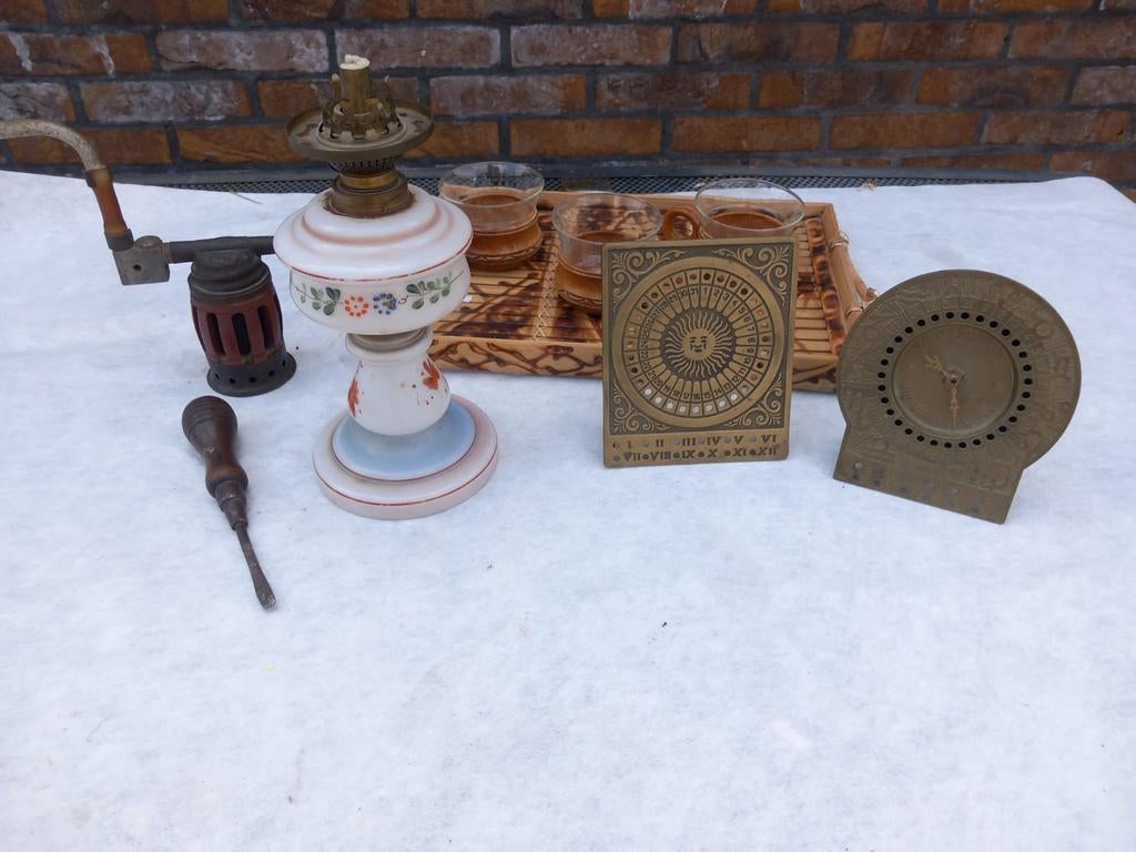 Antieke olielamp, schroevendraaier en bronzen kalenders, Antiek en Kunst, Ophalen of Verzenden