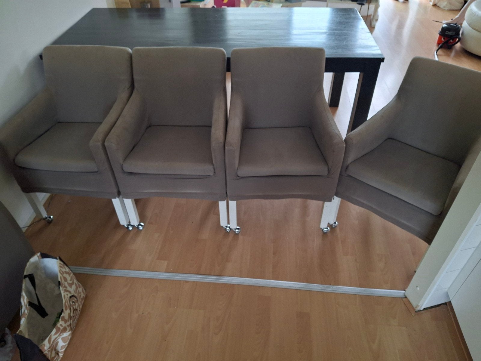 Set van 4 comfortabele eetkamerstoelen met wieltjes, Ophalen, Modern, Comfortabel, Gebruikt, Overige kleuren
