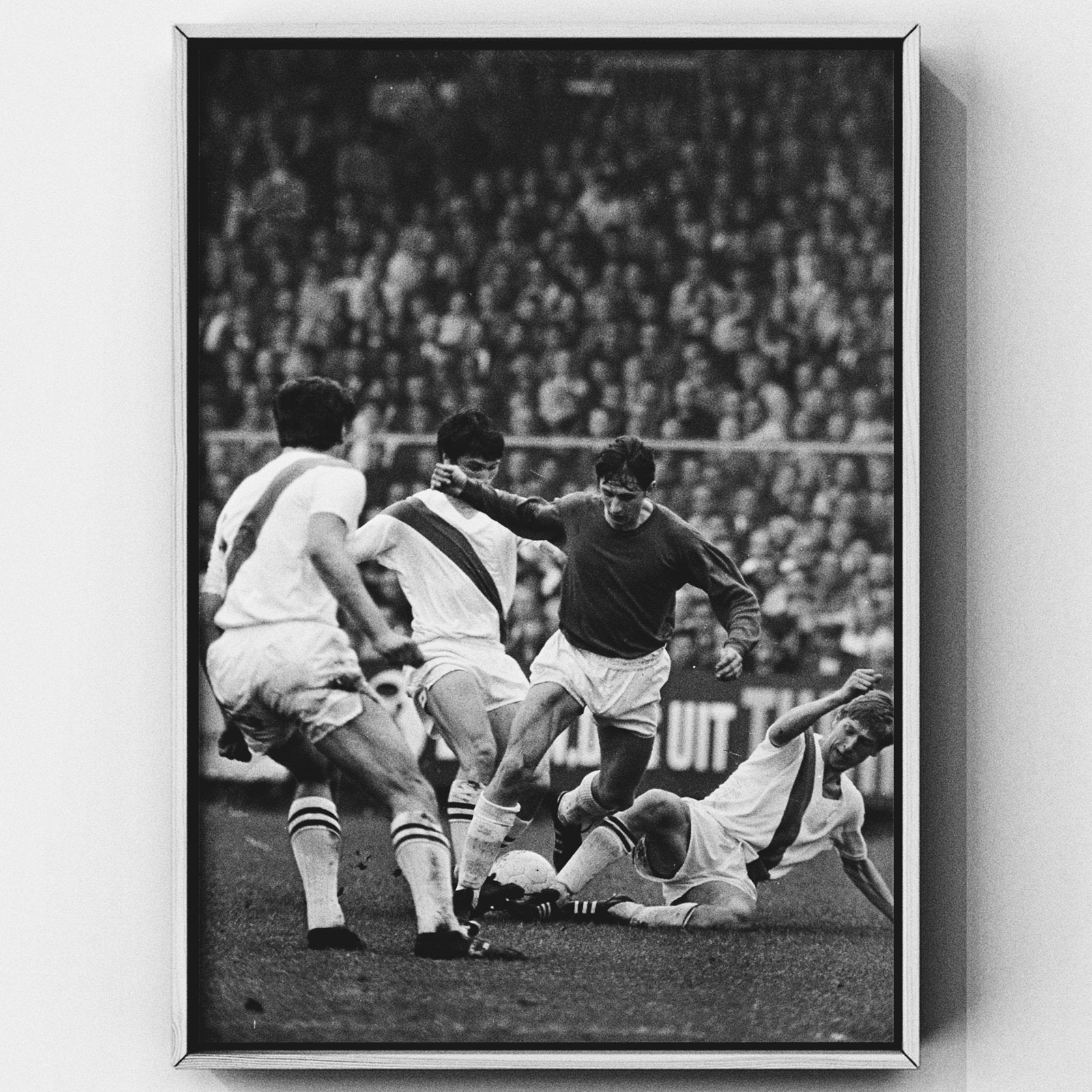 1x foto Cruijff omspeelt drie", Amsterdam 1968  zwart wit, Ophalen of Verzenden, Nieuw, Ajax, Poster, Plaatje of Sticker