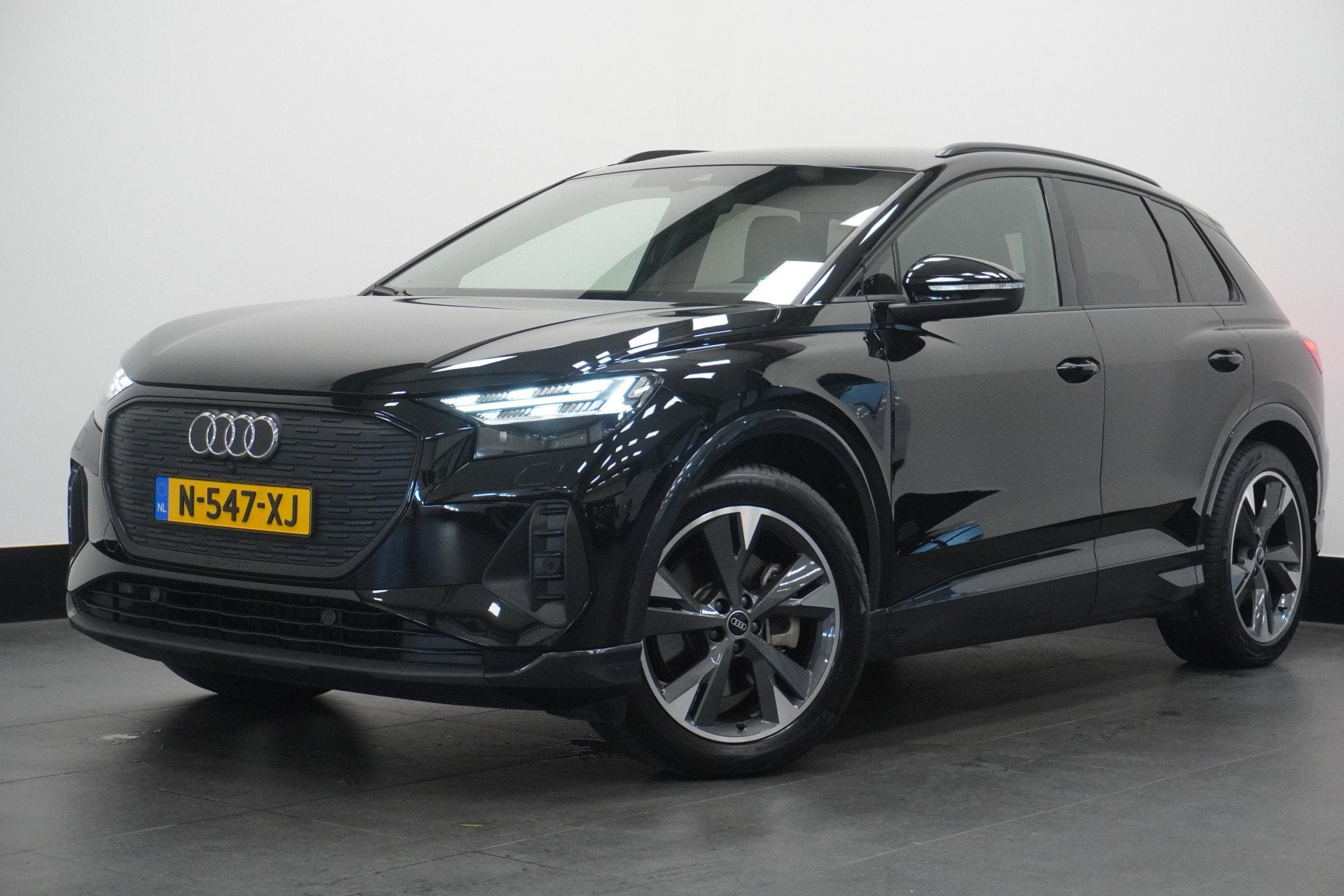 Audi Q4 e-tron 40 Launch edition Advanced S-Line 77 kWh 3 Fa, Auto's, Dealer onderhouden, Achterwielaandrijving, Gebruikt, Zwart