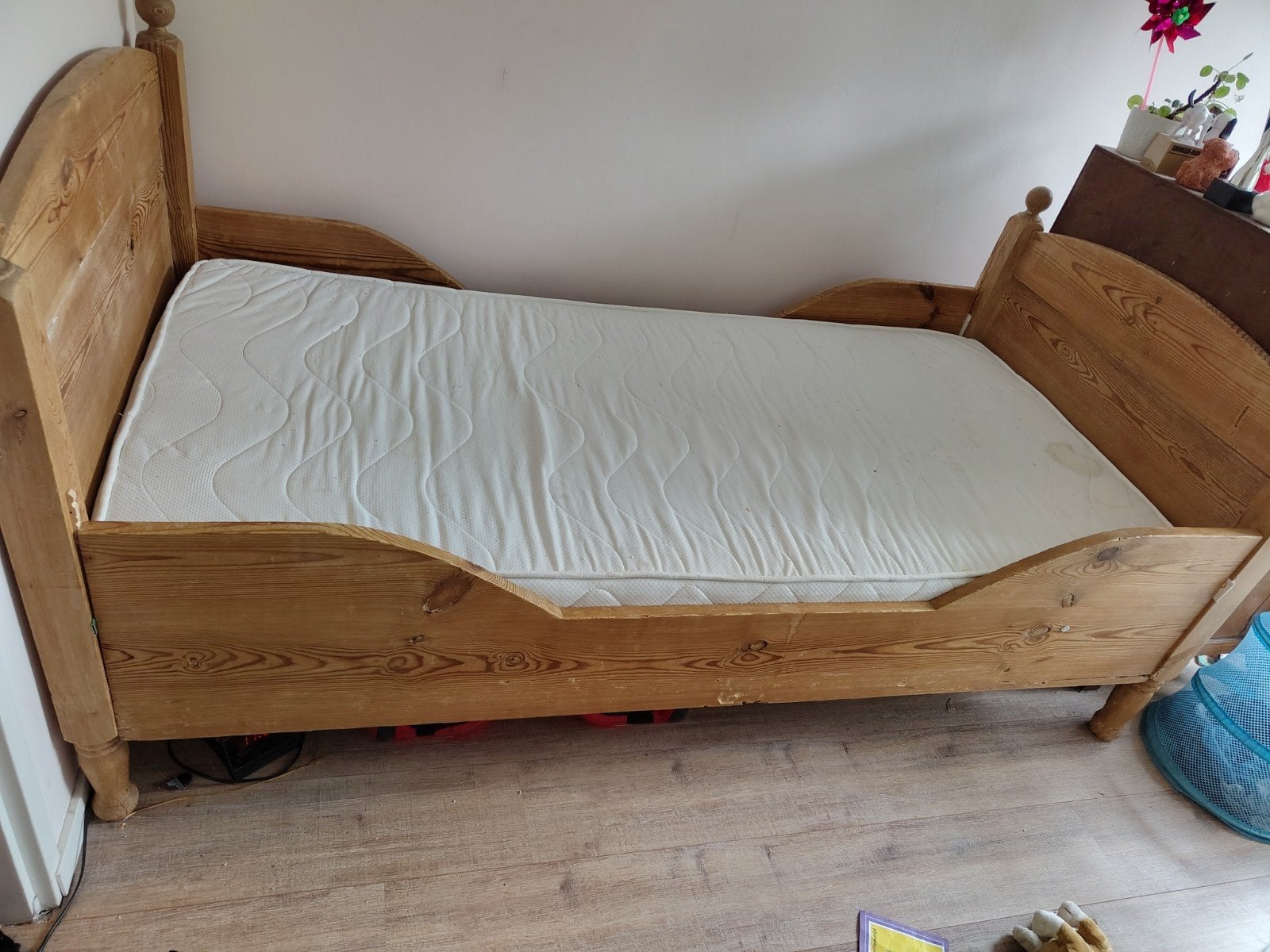 Houten eenpersoonsbed met lattenbodem en matras, Ophalen, Gebruikt, 90 cm, Eenpersoons
