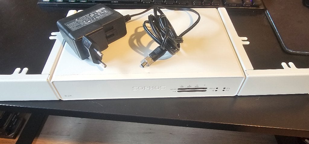 Sophos XG 106 Firewall met pfSense – 4GB RAM – 64GB SSD, Ophalen, Gebruikt, Router met modem, Sophos
