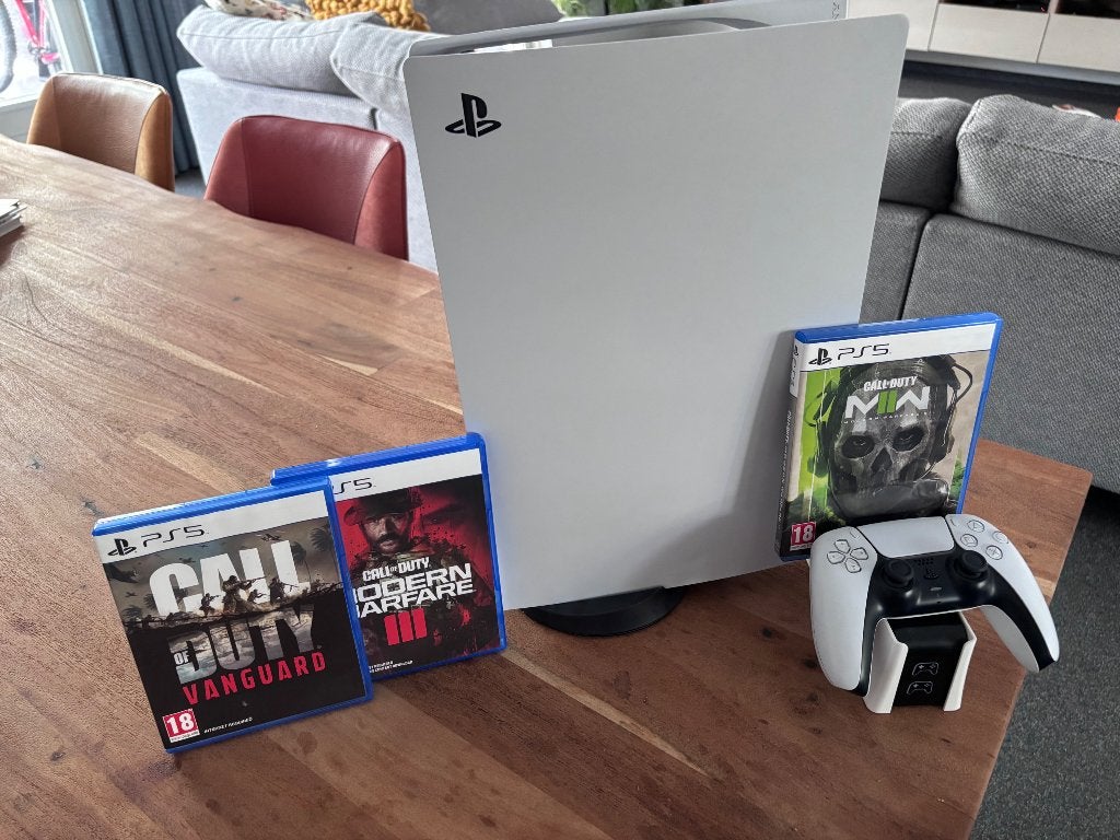 PlayStation 5 disc + 3 spellen + controlle oplader, Spelcomputers en Games, Ophalen, Zo goed als nieuw, Playstation 5